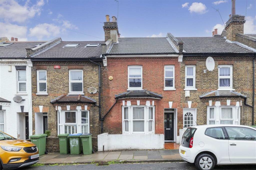 2 bed Mid Terraced House for rent in Woolwich. From Dexters - Blackheath
