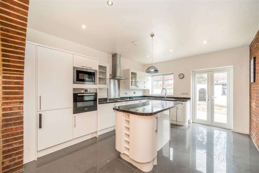 3 bed Mid Terraced House for rent in Woolwich. From Dexters - Blackheath
