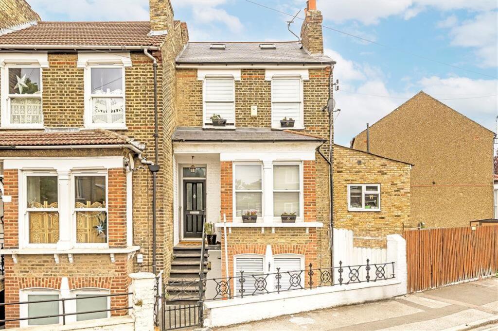 2 bed 1st Floor Flat for rent in Woolwich. From Dexters - Blackheath