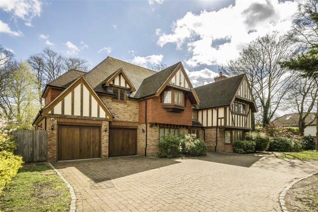 5 bed Detached House for rent in Eltham. From Peter James Estate Agents - Lee