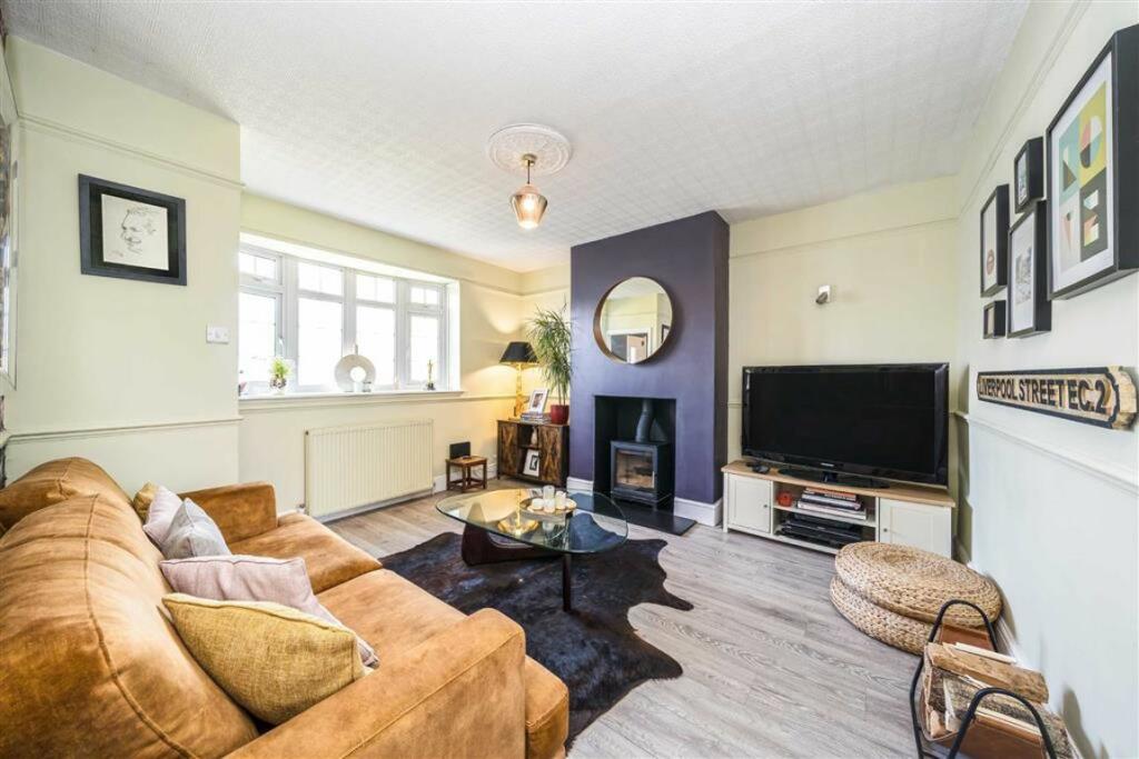 3 bed Detached House for rent in Eltham. From Peter James Estate Agents - Lee