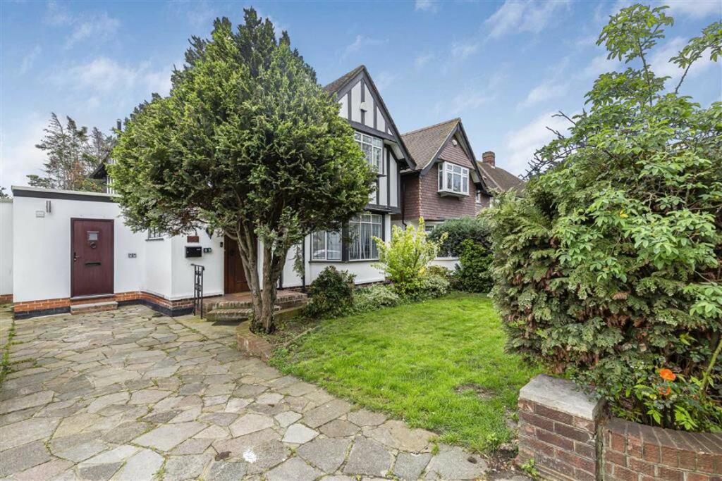 4 bed Detached House for rent in Eltham. From Peter James Estate Agents - Lee