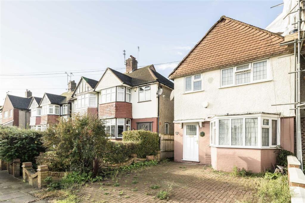 3 bed Detached for rent in Eltham. From Dexters - Lee