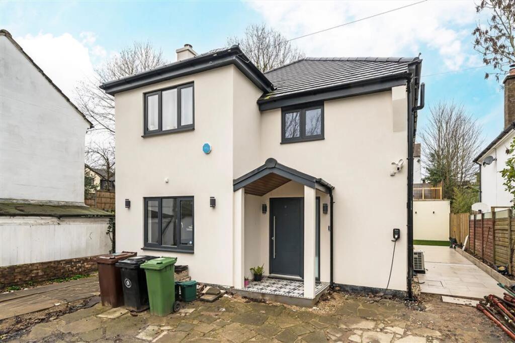 5 bed Detached for rent in Chislehurst. From Dexters - Lee
