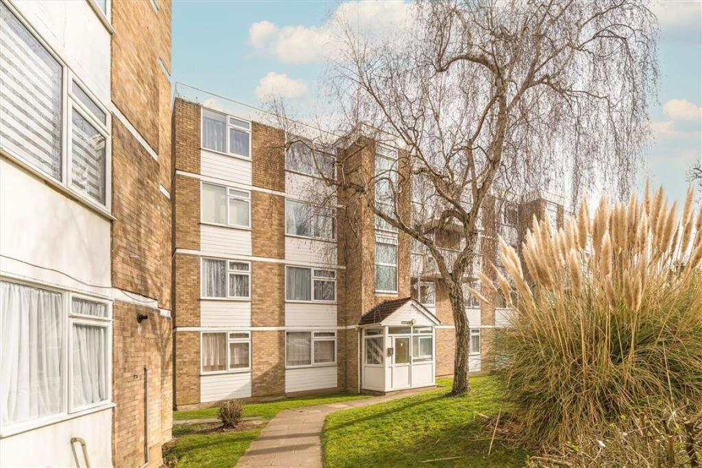 1 bed 1st Floor Flat for rent in Eltham. From Dexters - Lee