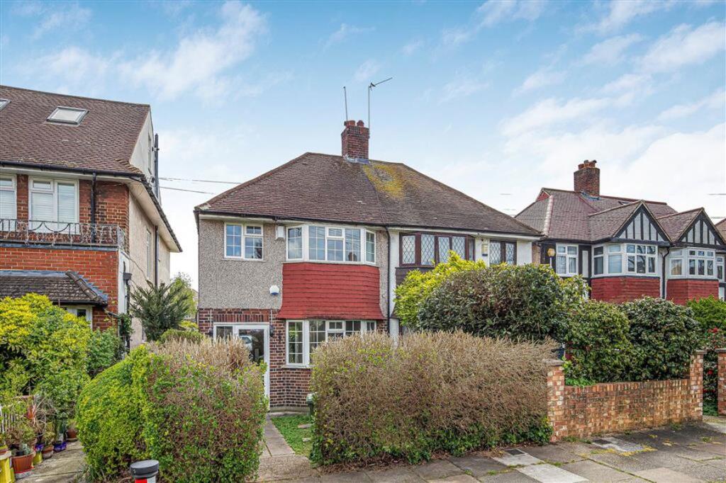 3 bed Detached for rent in Eltham. From Dexters - Lee