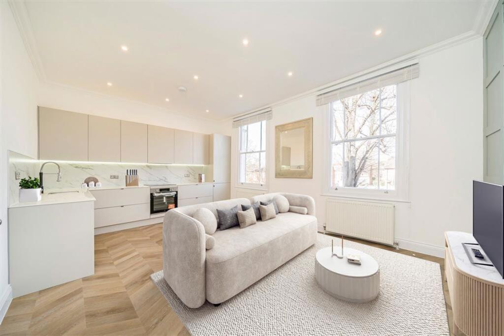 2 bed 1st Floor Flat for rent in Lewisham. From Dexters - Lee