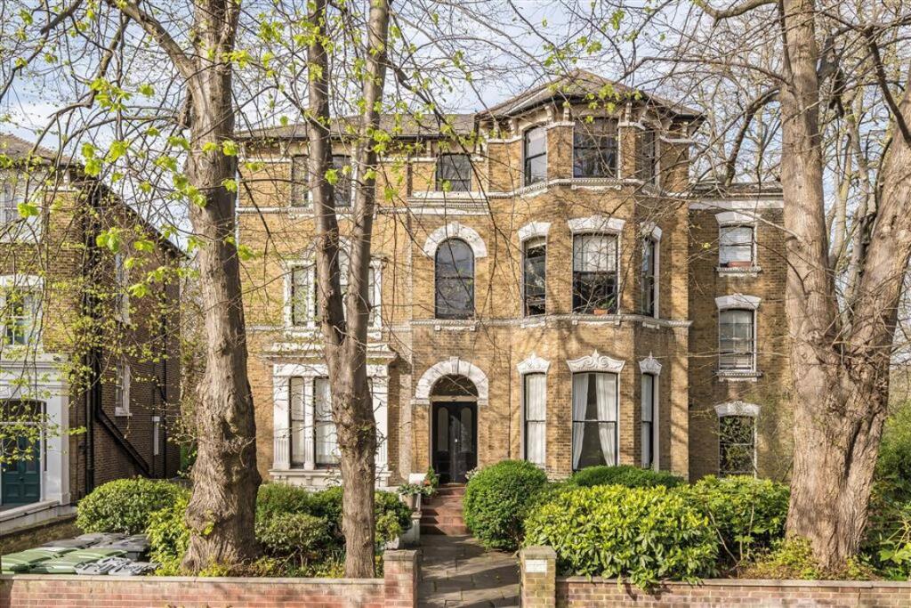 1 bed 1st Floor Flat for rent in London. From Dexters - Lee