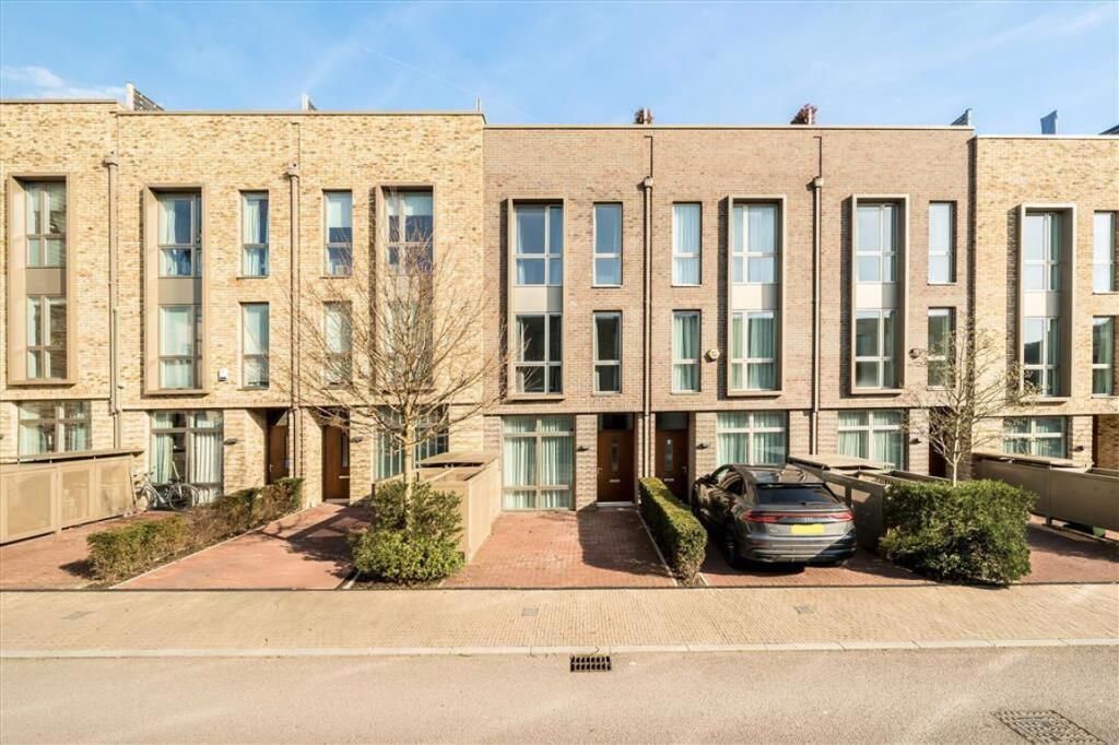 3 bed Mid Terraced House for rent in Eltham. From Dexters - Lee