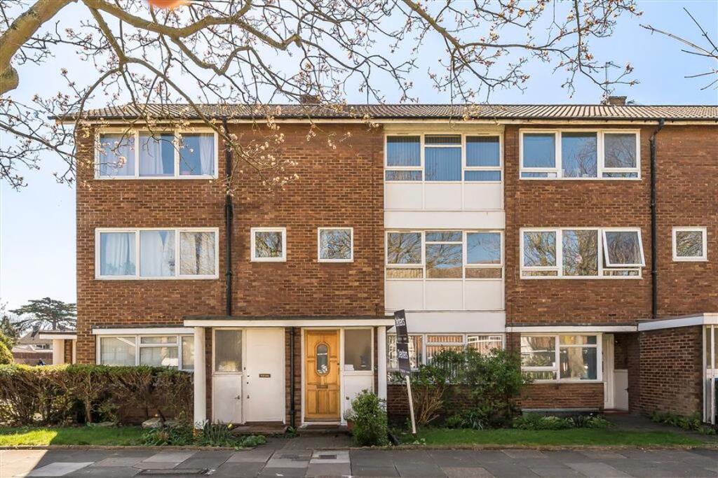 4 bed Annexe for rent in Eltham. From Dexters - Lee 4 bed Annexe for rent in Eltham. From Dexters - Lee