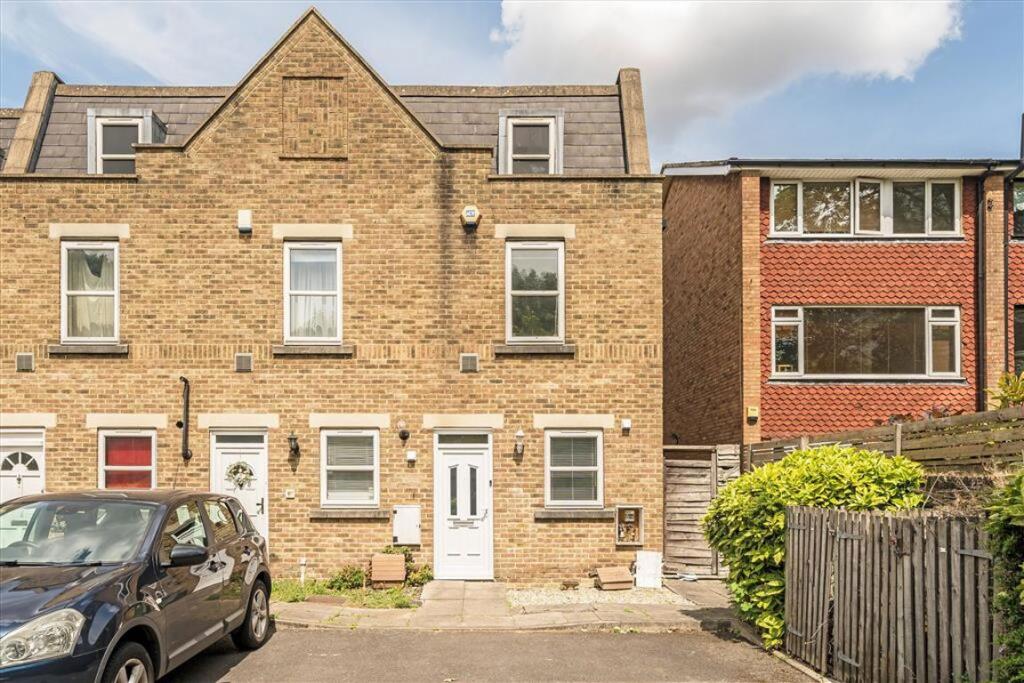 2 bed Mid Terraced House for rent in Lewisham. From Dexters - Lee