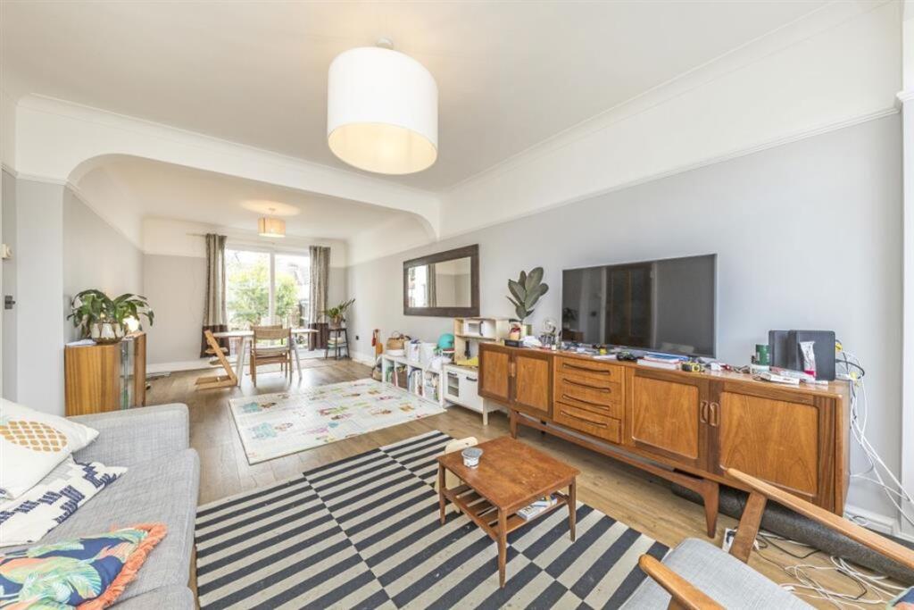 3 bed Mid Terraced House for rent in Lewisham. From Dexters - Lee