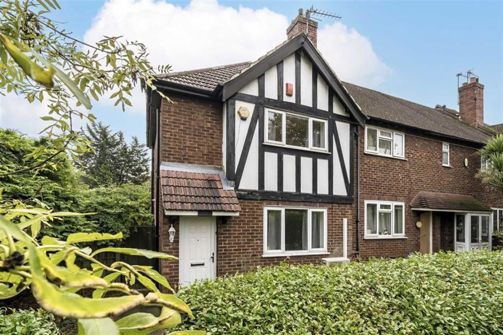 3 bed Mid Terraced House for rent in Eltham. From Dexters - Lee 3 bed Mid Terraced House for rent in Eltham. From Dexters - Lee