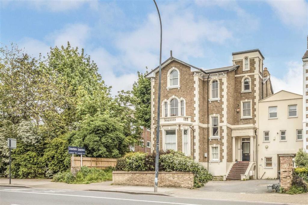 2 bed 1st Floor Flat for rent in Lewisham. From Dexters - Lee 2 bed 1st Floor Flat for rent in Lewisham. From Dexters - Lee