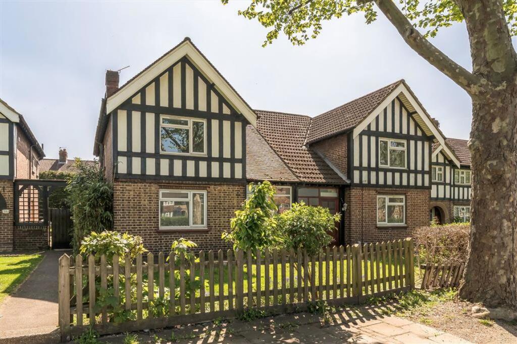 4 bed Detached for rent in Eltham. From Dexters - Lee 4 bed Detached for rent in Eltham. From Dexters - Lee
