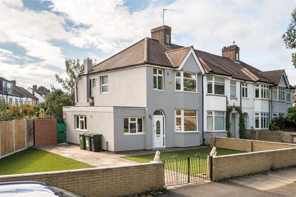 3 bed Detached for rent in Lewisham. From Dexters - Lee