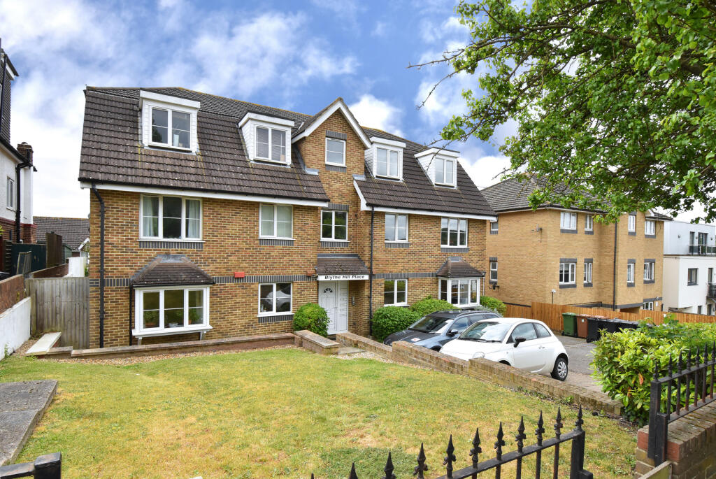 4 bed Mid Terraced House for rent in Catford. From Pickwick Estates - Honor Oak