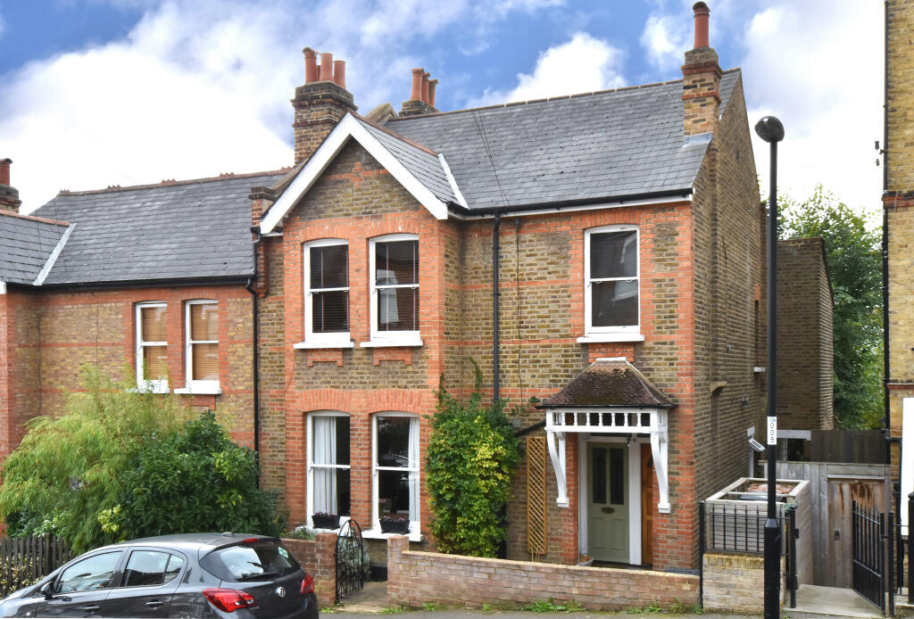 2 bed 1st Floor Flat for rent in Catford. From Pickwick Estates - Honor Oak