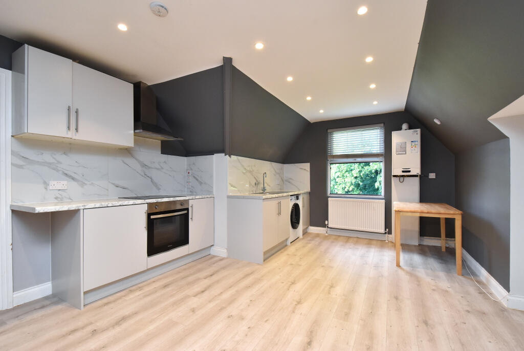 3 bed 1st Floor Flat for rent in Lewisham. From Pickwick Estates - Honor Oak