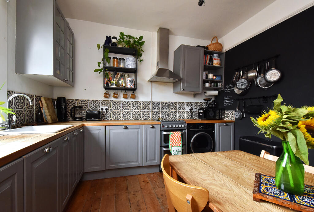 3 bed 1st Floor Flat for rent in Catford. From Pickwick Estates - Honor Oak