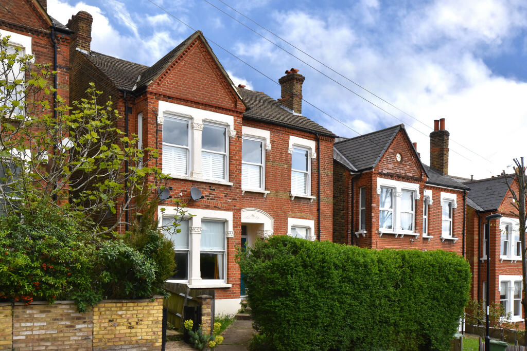 2 bed 1st Floor Flat for rent in Catford. From Pickwick Estates - Honor Oak