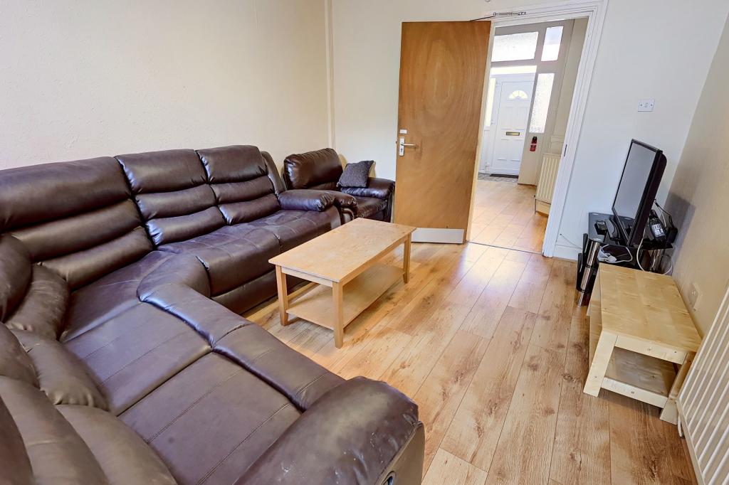 5 bed Mid Terraced House for rent in Liverpool. From PointProperties