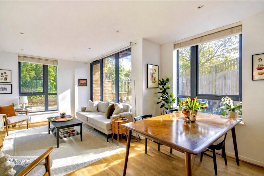 3 bed 1st Floor Flat for rent in Clapham. From Portico - Battersea
