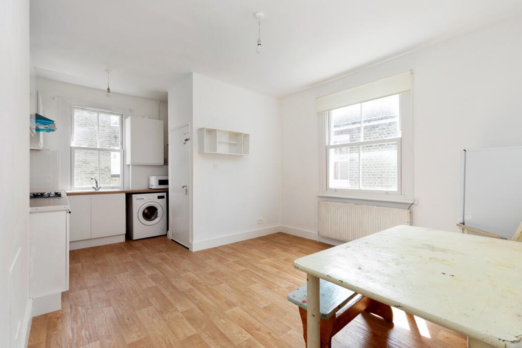 3 bed 1st Floor Flat for rent in London. From Portico - Fulham