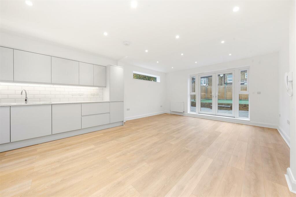 3 bed Flat for rent in London. From Portland Estate & Lettings Agents