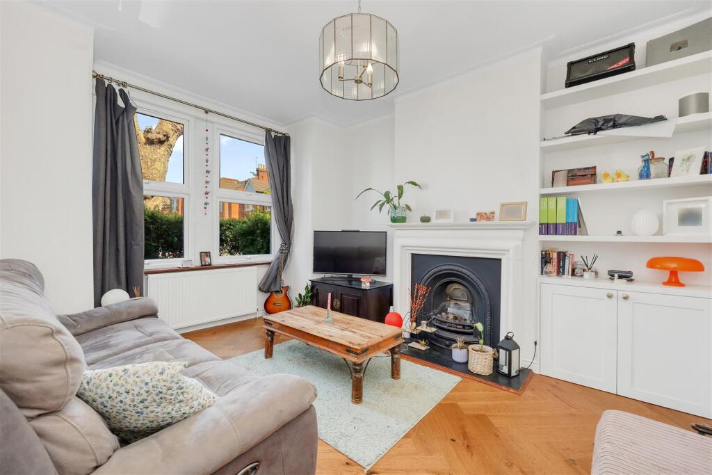 2 bed 1st Floor Flat for rent in London. From Portland Estate Agents - London
