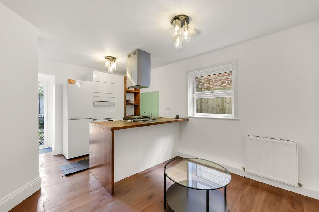 2 bed 1st Floor Flat for rent in London. From Portland Estate Agents - London
