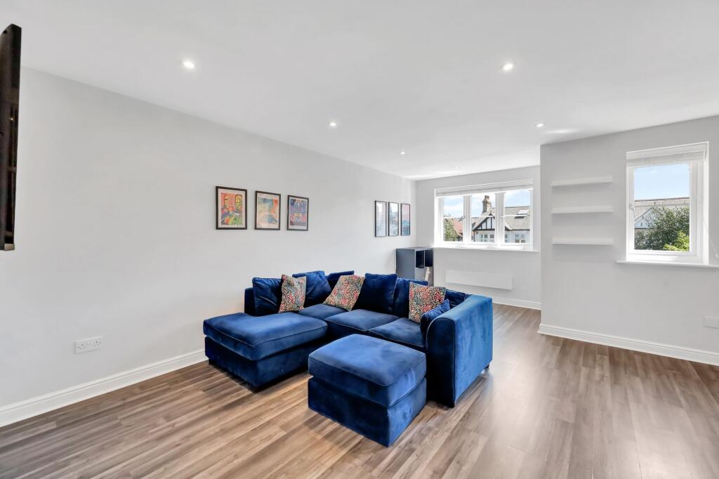 2 bed 1st Floor Flat for rent in London. From Portland Estate Agents - London