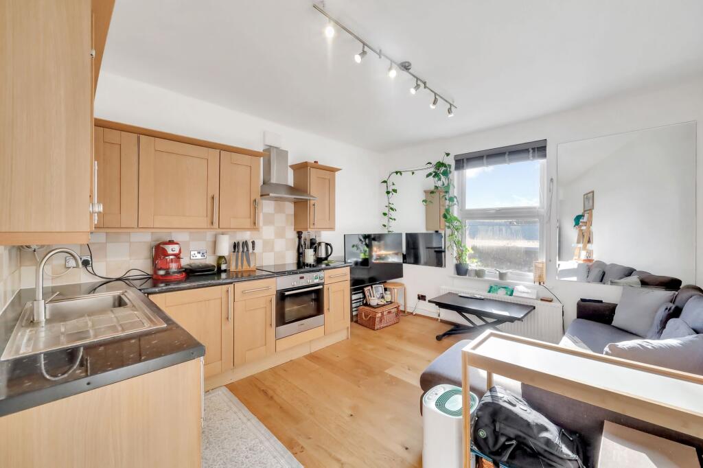 1 bed 1st Floor Flat for rent in London. From Portland Estate Agents - London