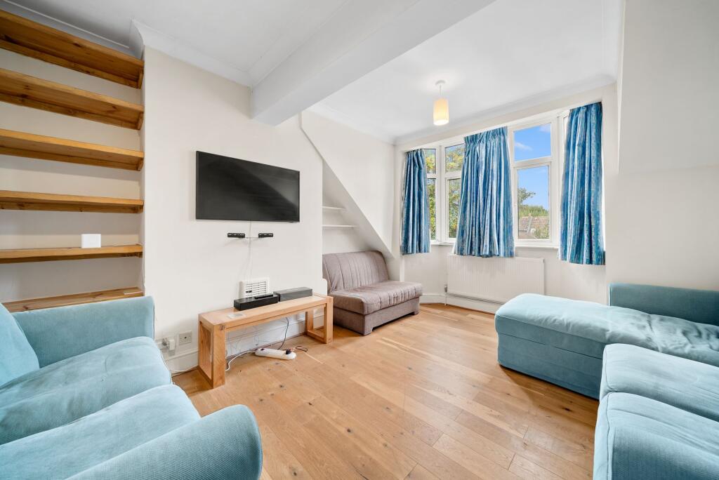 2 bed 1st Floor Flat for rent in London. From Portland Estate Agents - London