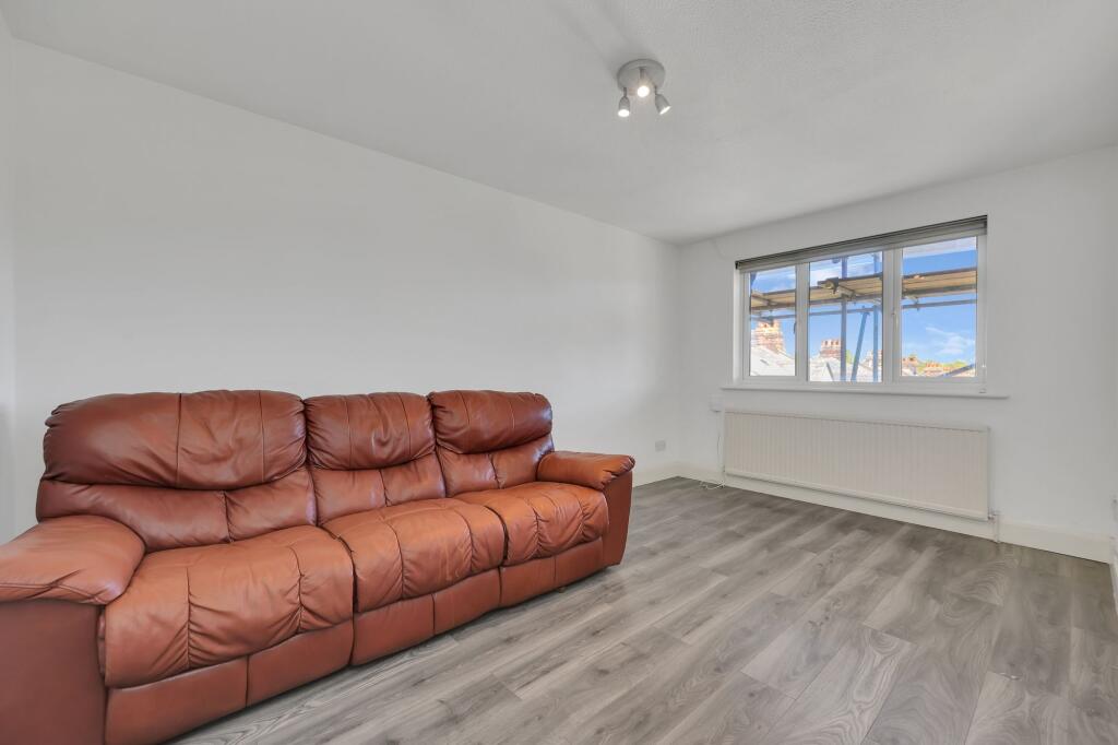 1 bed 1st Floor Flat for rent in London. From Portland Estate Agents - London