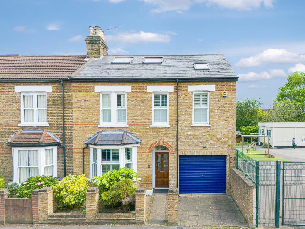 5 bed Detached House for rent in Woodford. From R L Morris
