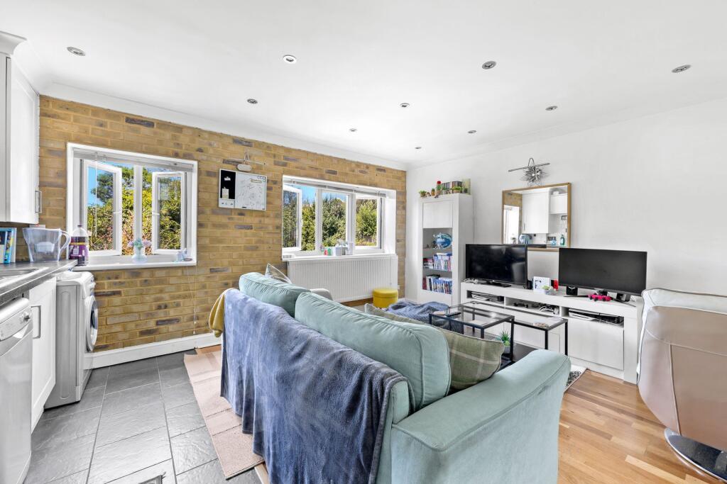 2 bed 1st Floor Flat for rent in Loughton. From R L Morris Estate Agents - South Woodford