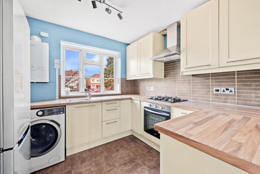 3 bed 1st Floor Flat for rent in Ilford. From R L Morris Estate Agents - South Woodford
