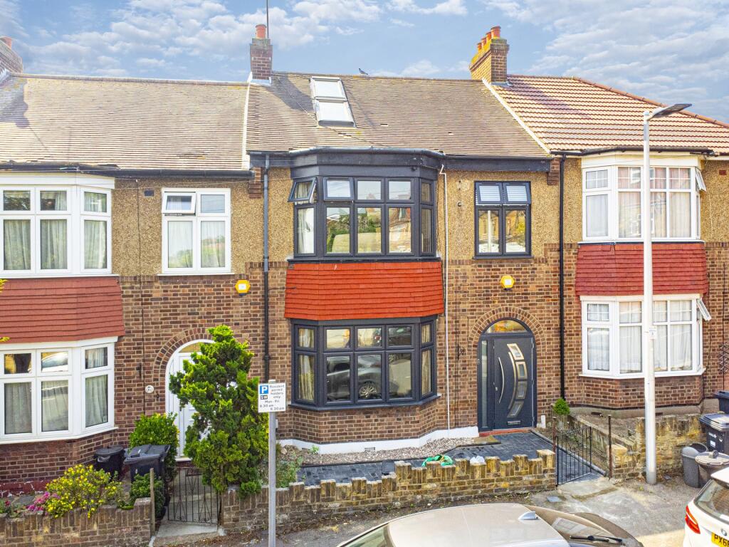 3 bed Detached for rent in Woodford. From R L Morris Estate Agents - South Woodford 3 bed Detached for rent in Woodford. From R L Morris Estate Agents - South Woodford