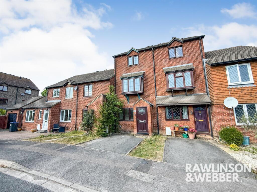 3 bed Town House for rent in East Molesey. From Rawlinson & Webber - East Molesey