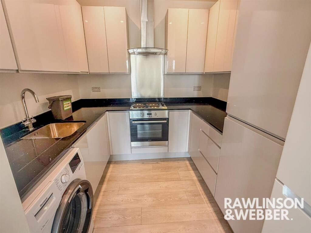 2 bed Apartment for rent in West Molesey. From Rawlinson & Webber - East Molesey 2 bed Apartment for rent in West Molesey. From Rawlinson & Webber - East Molesey