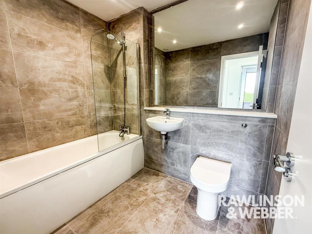2 bed Penthouse for rent in West Molesey. From Rawlinson & Webber - East Molesey
