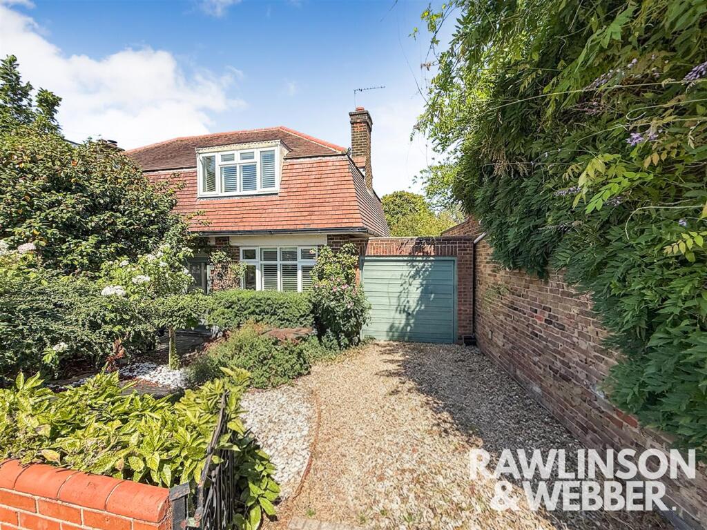 2 bed Semi Detached for rent in West Molesey. From Rawlinson & Webber - East Molesey 2 bed Semi Detached for rent in West Molesey. From Rawlinson & Webber - East Molesey