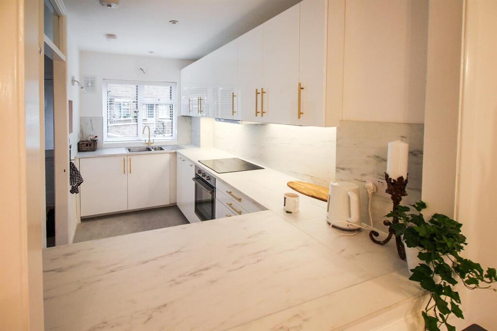 2 bed Annexe for rent in East Molesey. From Rawlinson & Webber - East Molesey