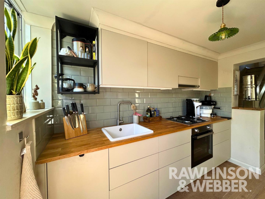 2 bed Cottage for rent in East Molesey. From Rawlinson & Webber - East Molesey 2 bed Cottage for rent in East Molesey. From Rawlinson & Webber - East Molesey