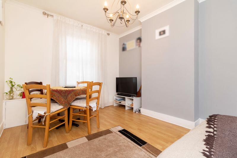 2 bed Maisonette for rent in Caterham. From Rayners Town and Country
