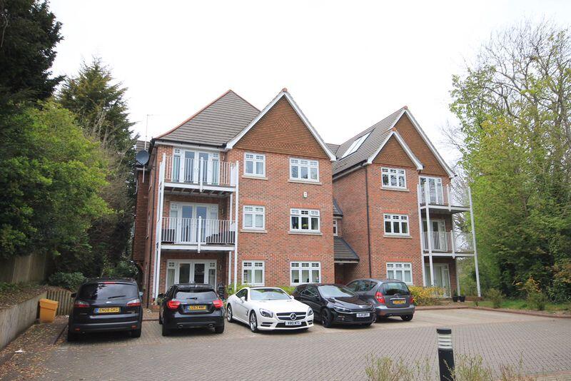 2 bed 1st Floor Flat for rent in Caterham. From Rayners Town & Country - Warlingham