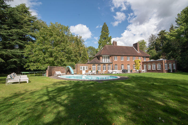 5 bed Detached for rent in Redhill. From Rayners Town & Country - Warlingham 5 bed Detached for rent in Redhill. From Rayners Town & Country - Warlingham