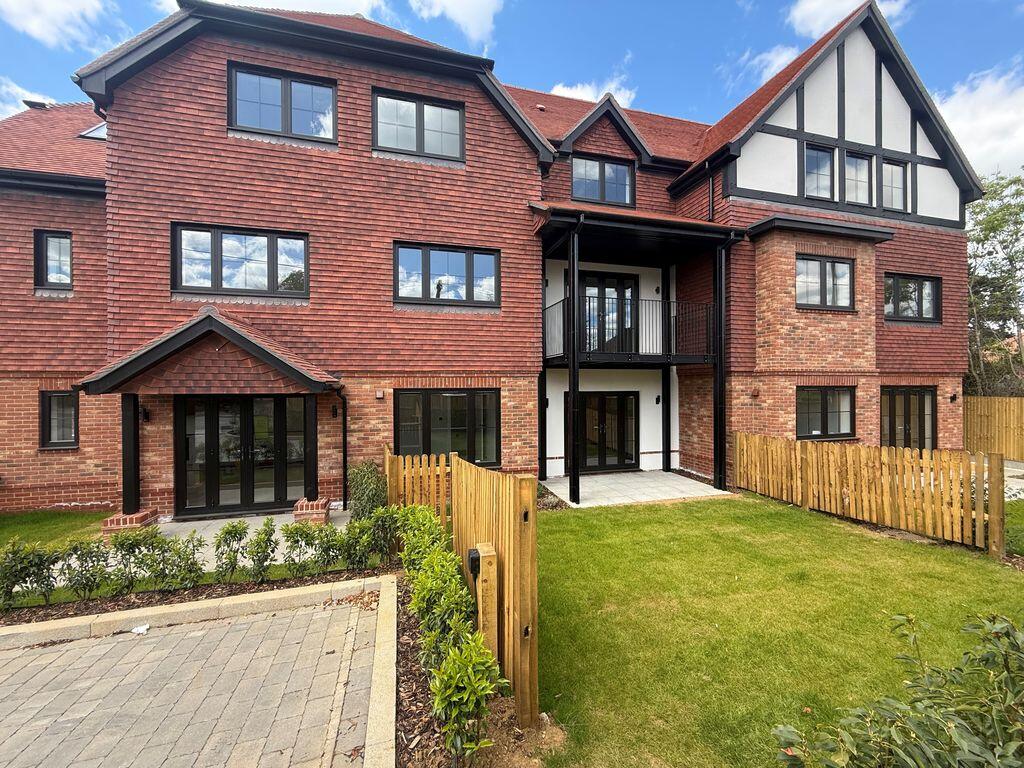2 bed 1st Floor Flat for rent in Warlingham. From Rayners Town & Country - Warlingham