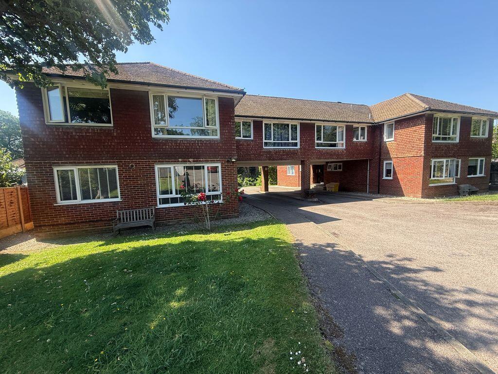 1 bed 1st Floor Flat for rent in Warlingham. From Rayners Town & Country - Warlingham 1 bed 1st Floor Flat for rent in Warlingham. From Rayners Town & Country - Warlingham